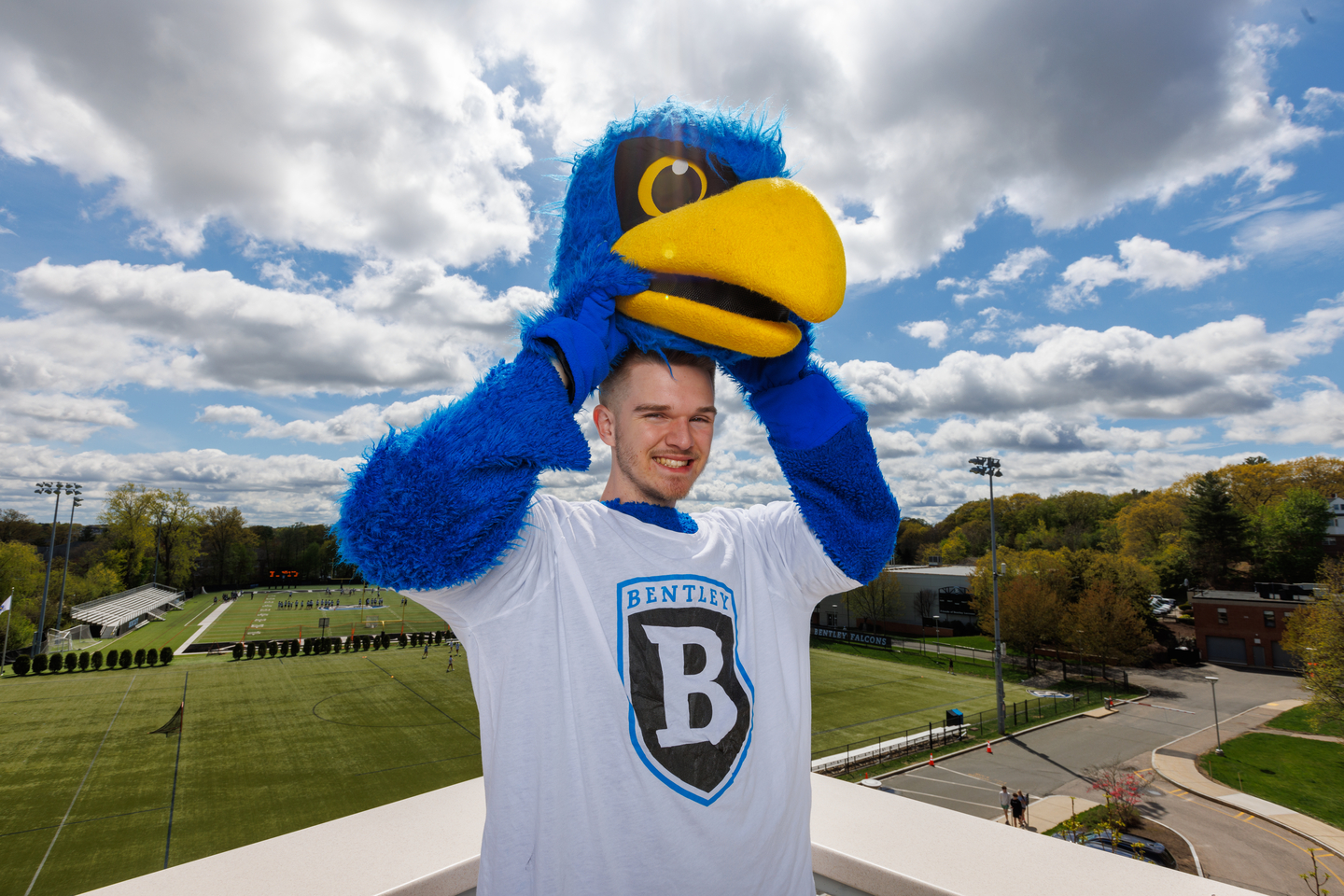 vintage falcons football tshirt — bentley B